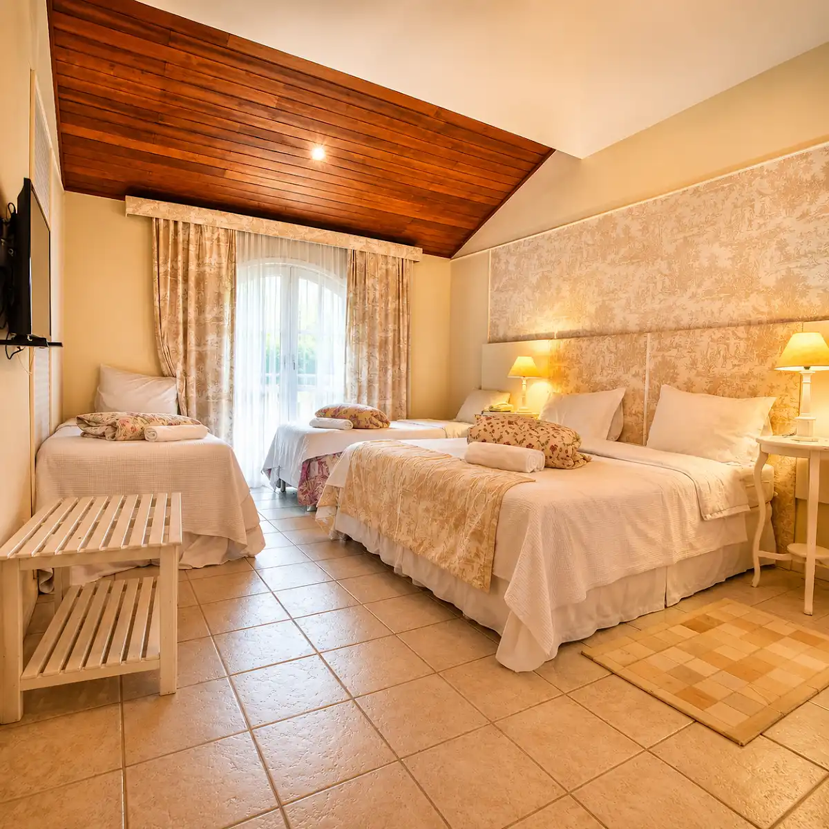 Quarto espaçoso com vista para a natureza