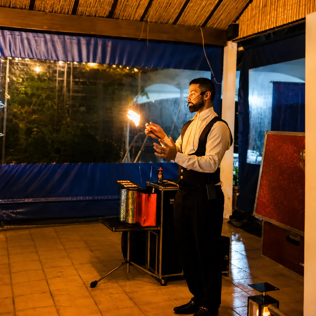 Hóspedes dançando na festa noturna