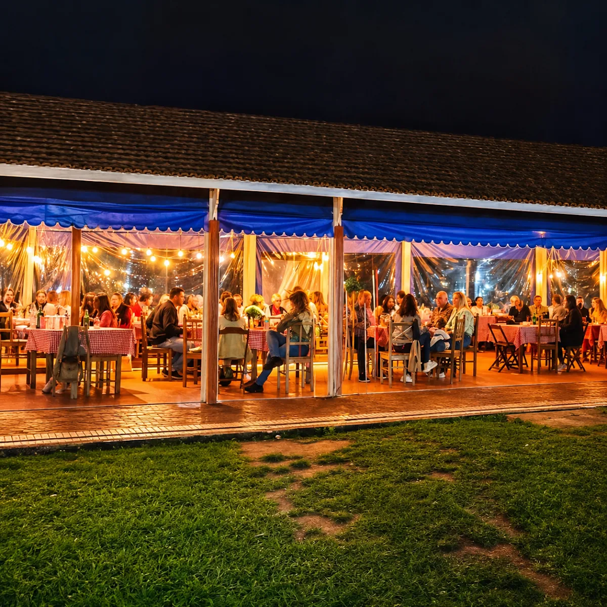 Família curtindo a noite do resort