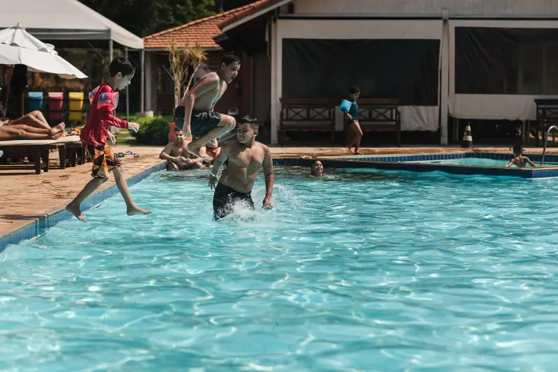 Crianças se divertindo no resort